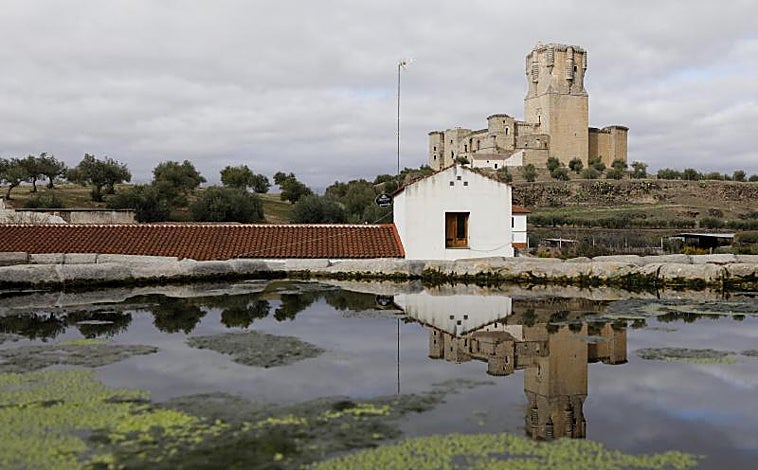 Imagen principal - El castillo más alto de España está en este pueblo de Córdoba y tardaron 33 años en construirlo