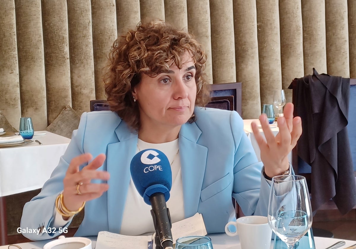 Dolors Montserrat: «Illa es un soldado de Pedro Sánchez y lo necesita para mantenerse en Moncloa»