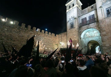 Los costaleros del Santo Encuentro entran en la historia de la Semana Santa de Toledo