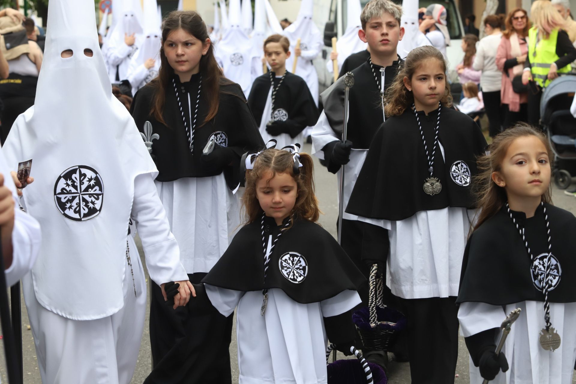 La pletórica salida de la cofradía de la Presentación de Córdoba, en imágenes