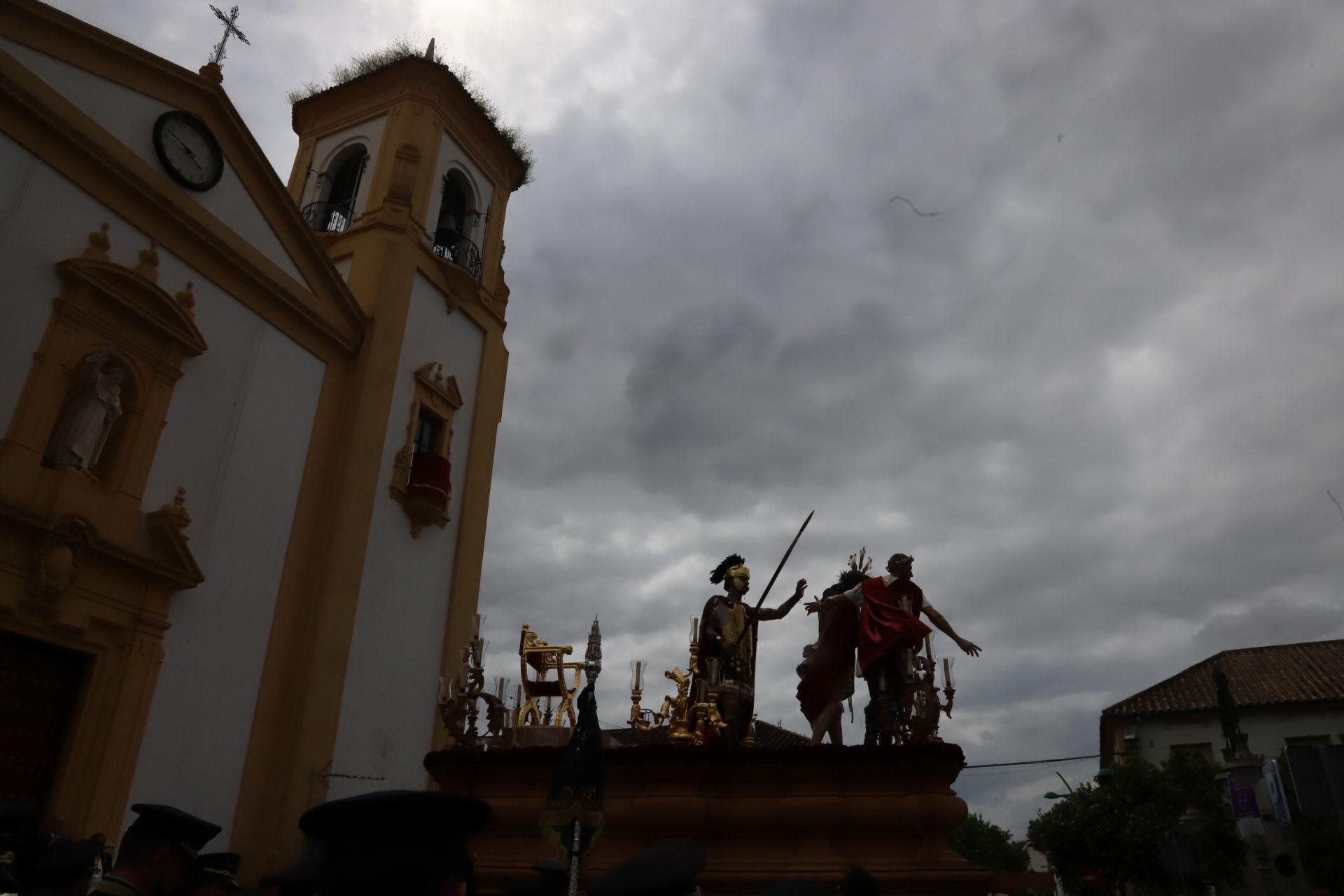 La pletórica salida de la cofradía de la Presentación de Córdoba, en imágenes