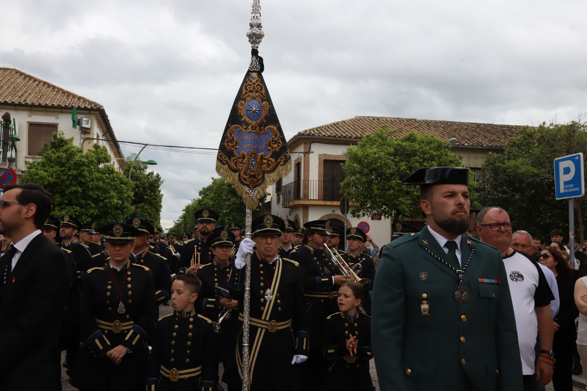 La pletórica salida de la cofradía de la Presentación de Córdoba, en imágenes