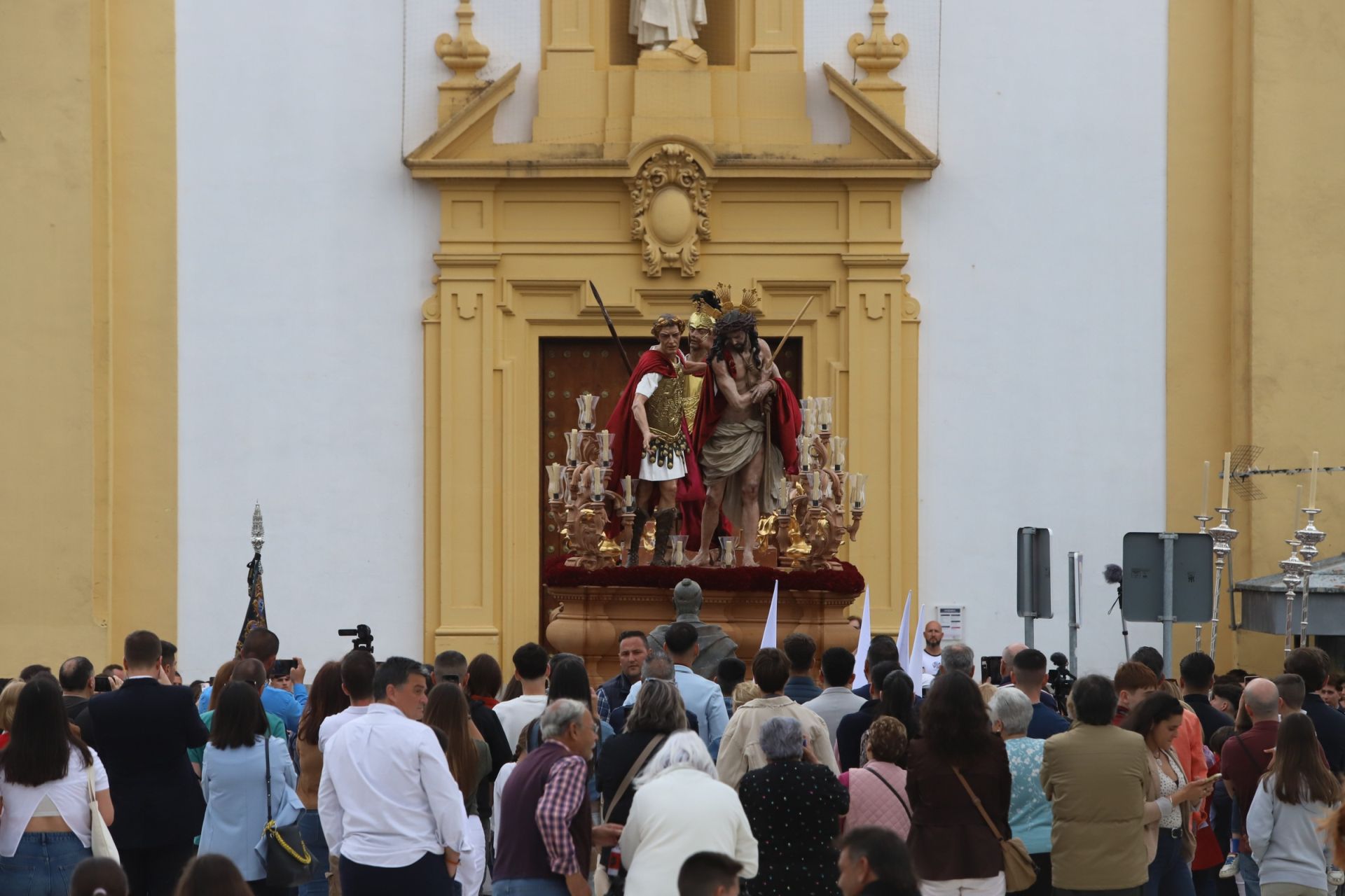 La pletórica salida de la cofradía de la Presentación de Córdoba, en imágenes