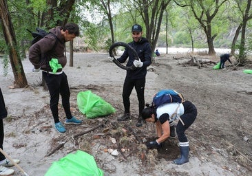 El «gratificante» trabajo de limpiar las riberas del río