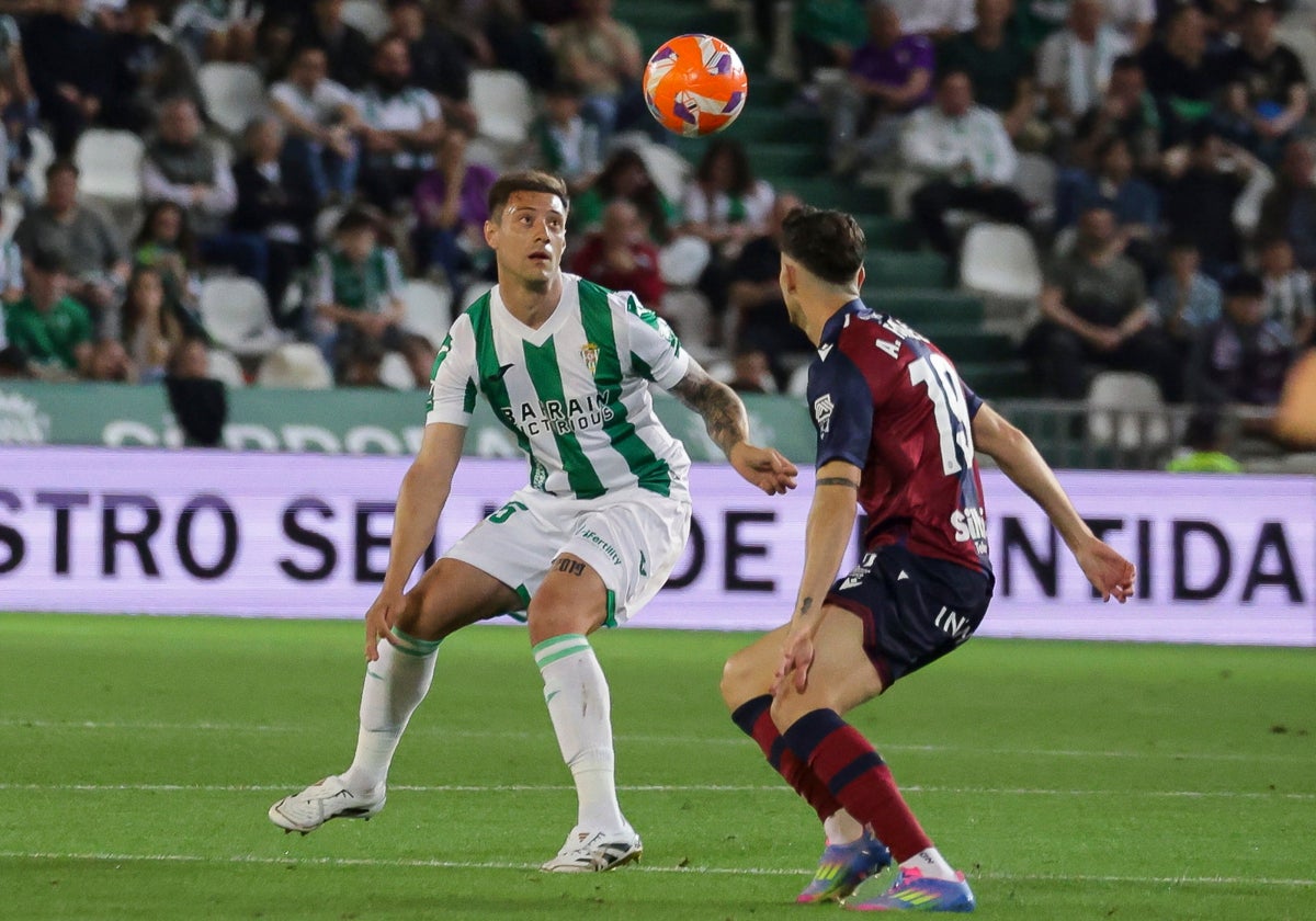 Corbo durante una acción del encuentro ante el Levante