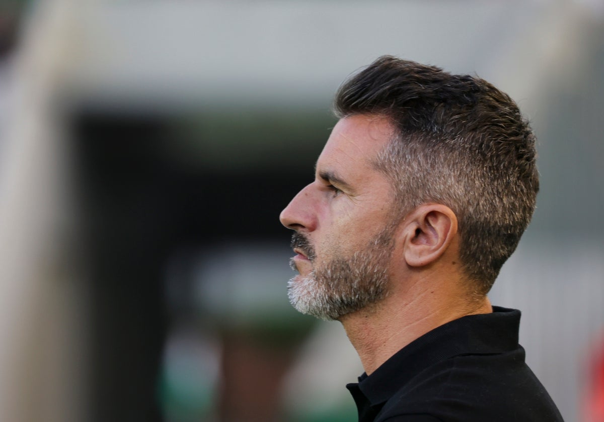 El técnico blanquiverde Iván Ania en el banquillo ante el Levante