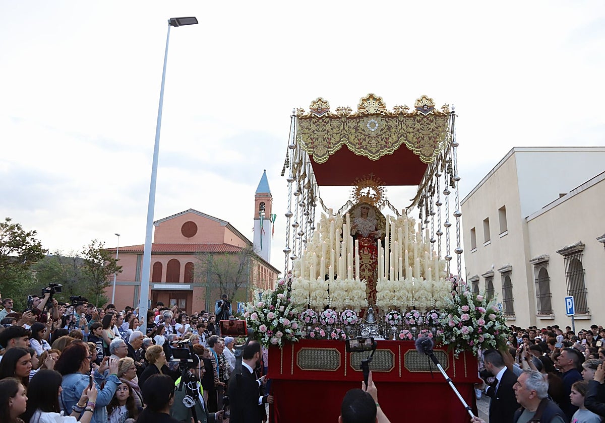 La Virgen de la O avanza por su barrio poco después de salir