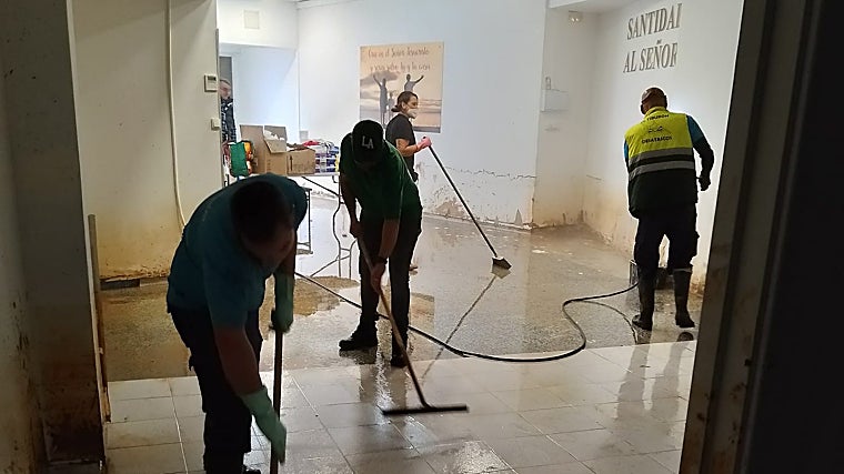 Imagen de voluntarios limpiando la asociación de Aldaia tras el paso de la dana