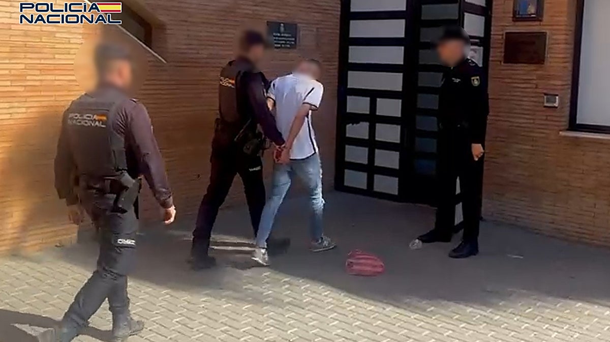 Uno de los ladrones custodiado por policías nacionales l