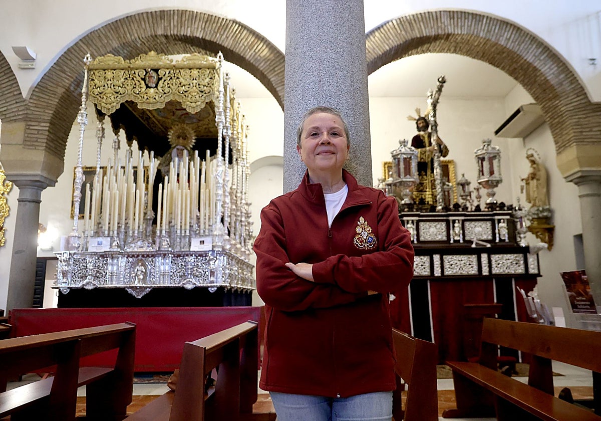 Salud Aguilar, ante el palio del Dulce Nombre y el Señor de la Vera-Cruz