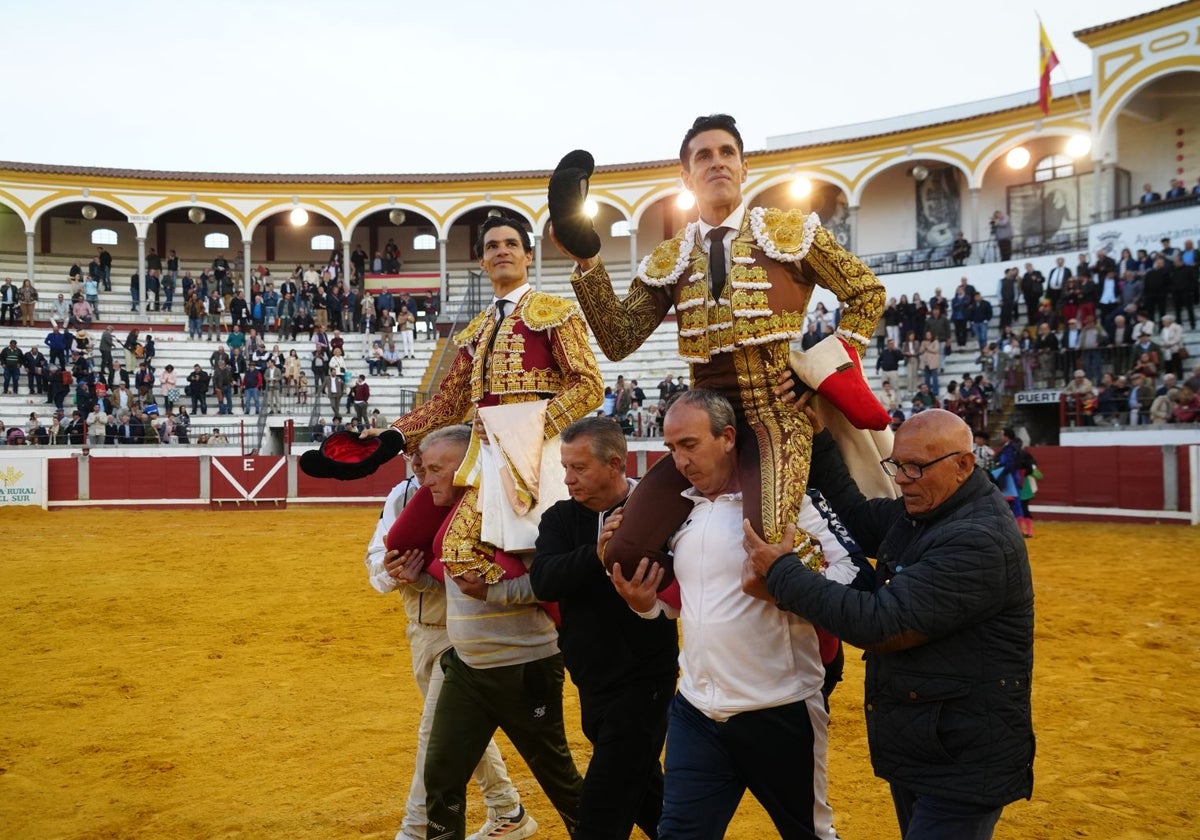 Aguado y Talavente saliendo a hombros del Caso de los Llanos