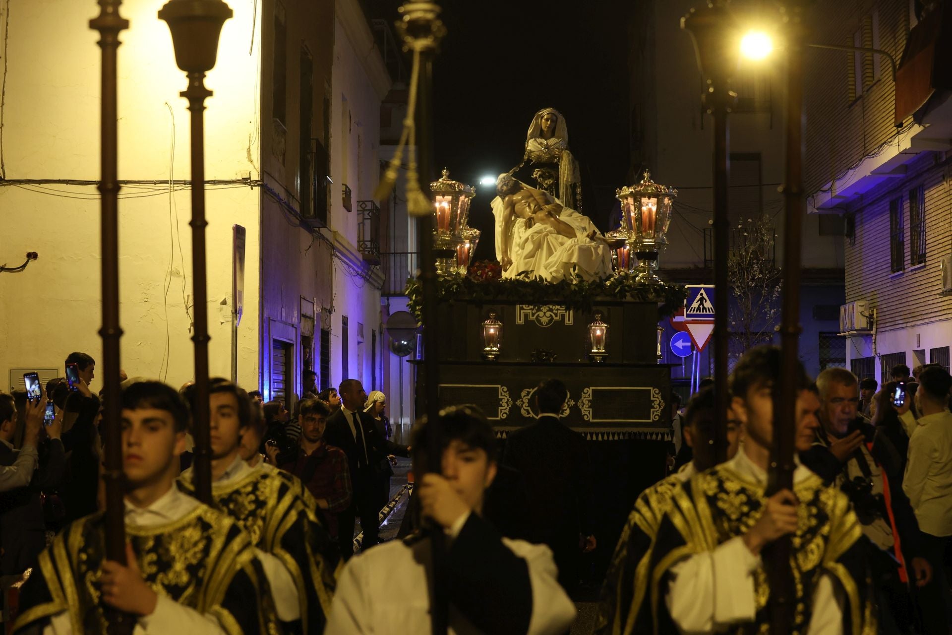 La íntima procesión del Traslado al Sepulcro de Córdoba, en imágenes