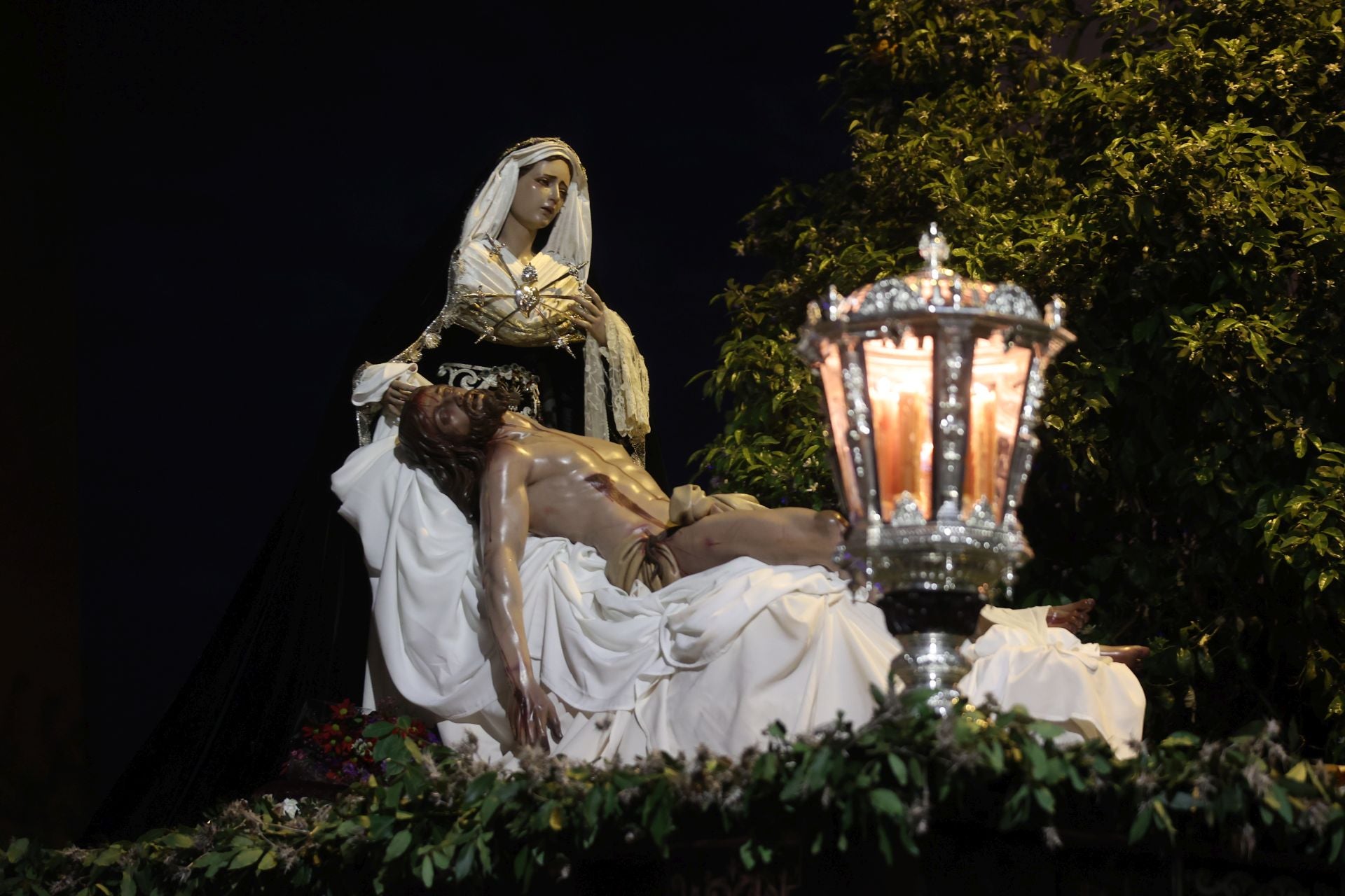 La íntima procesión del Traslado al Sepulcro de Córdoba, en imágenes