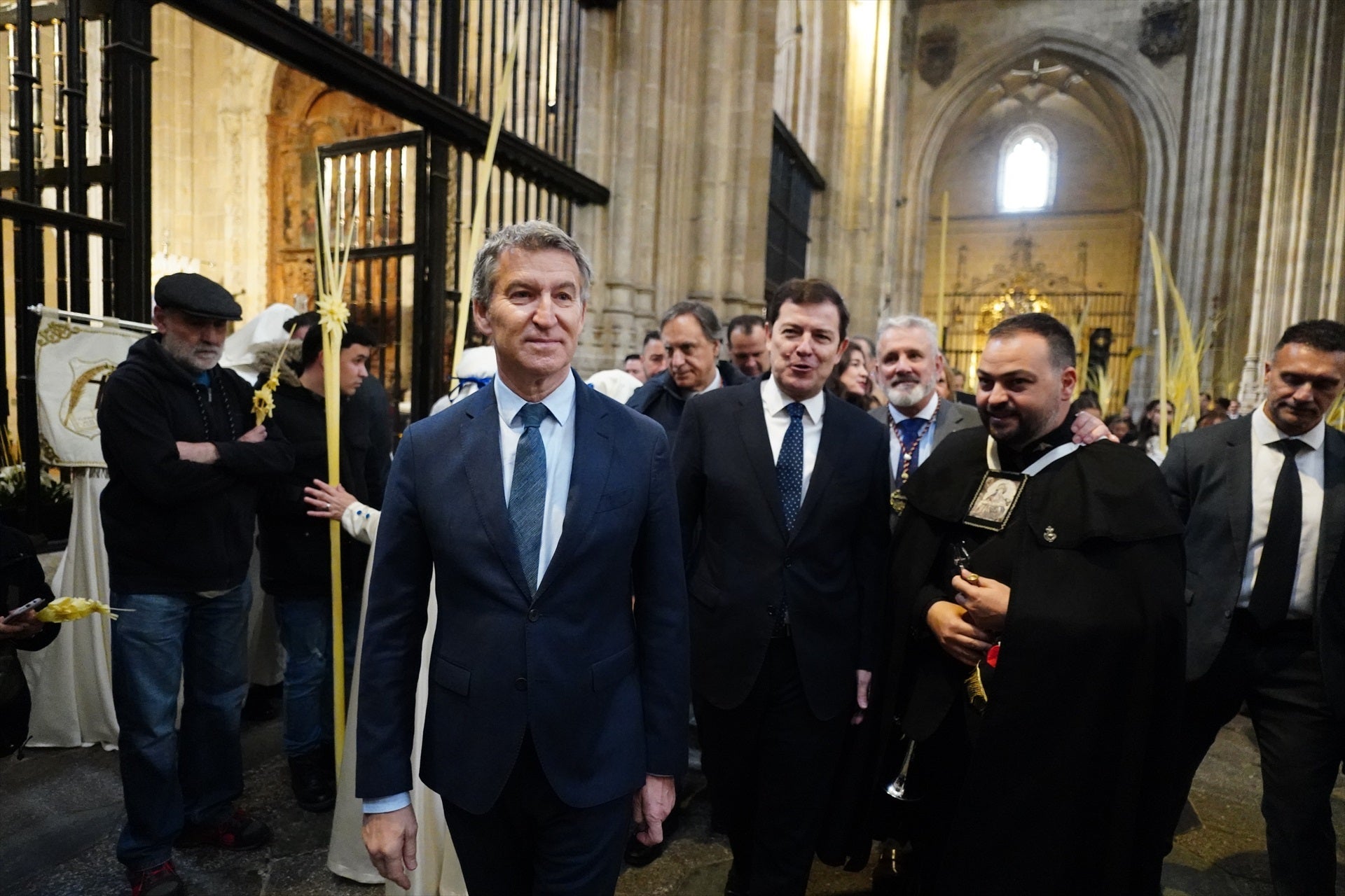 Alberto Núñez Feijoo durante la procesión de Salamanca