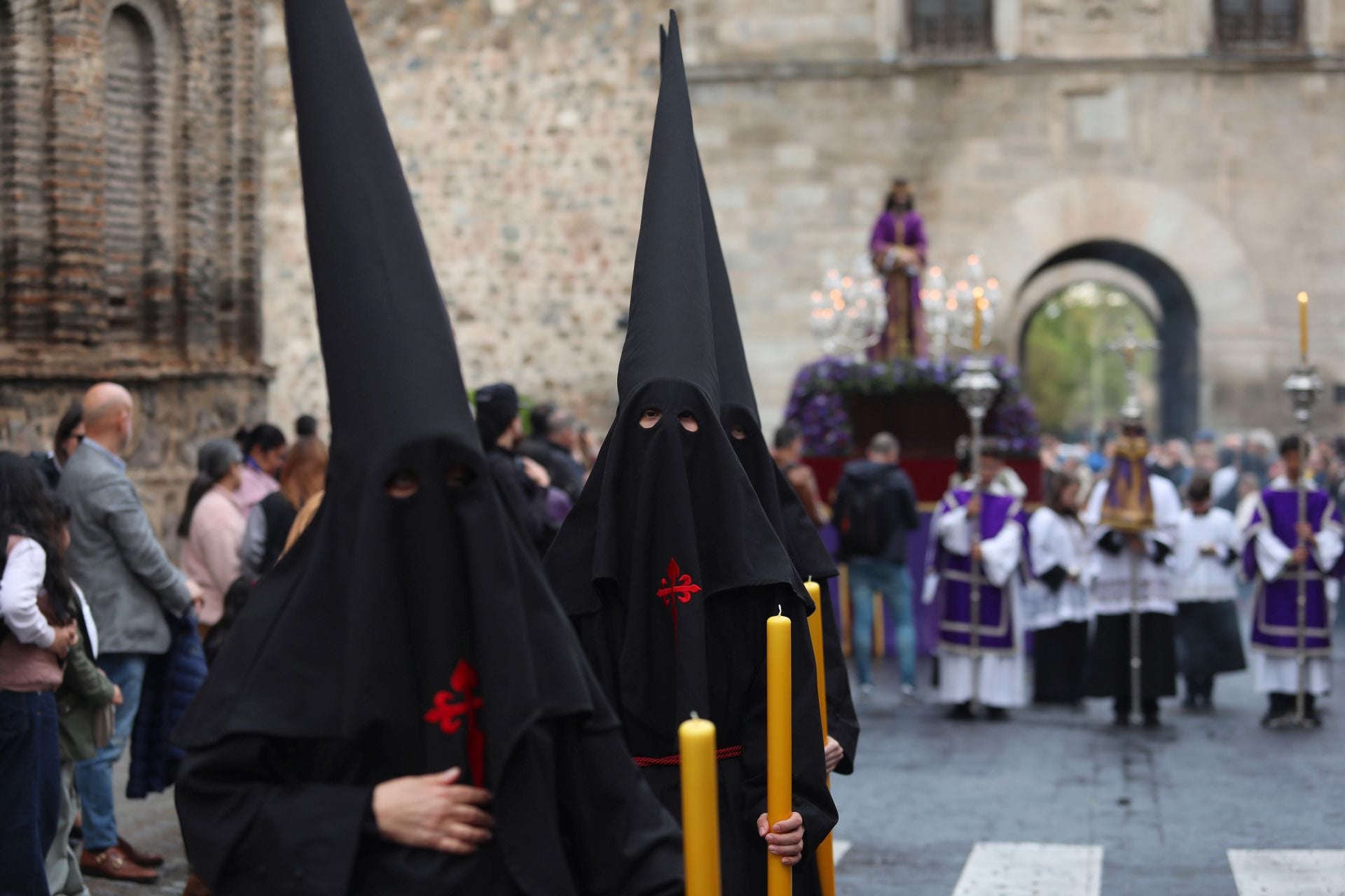 La emocionante procesión del Santo Encuentro de Toledo, en imágenes