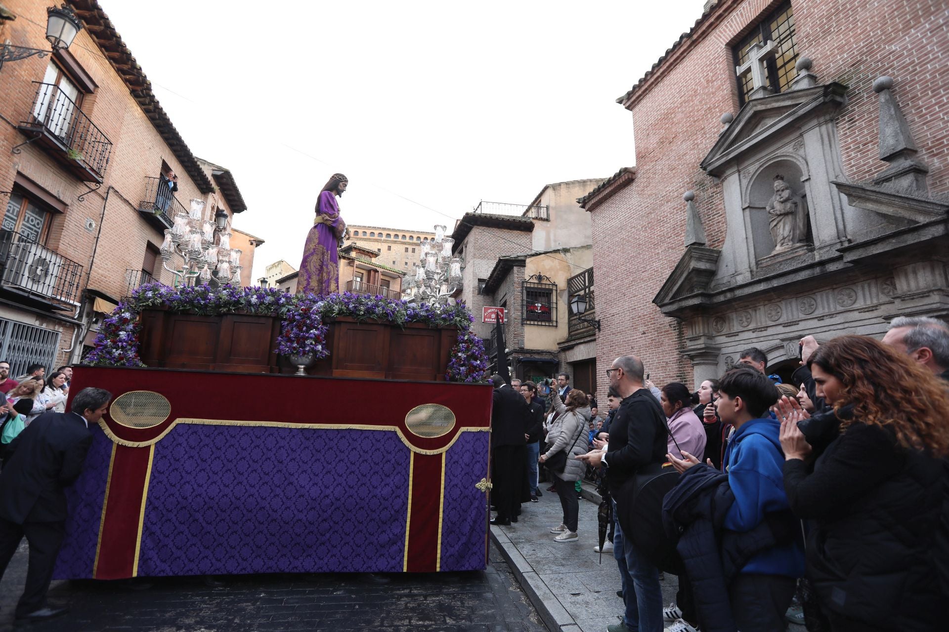 La emocionante procesión del Santo Encuentro de Toledo, en imágenes