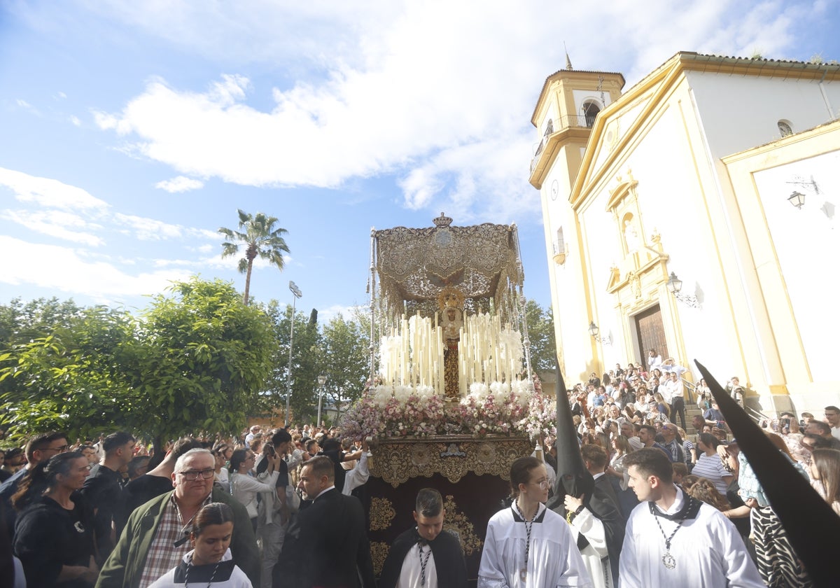 El palio de la Virgen, a su salida del templo