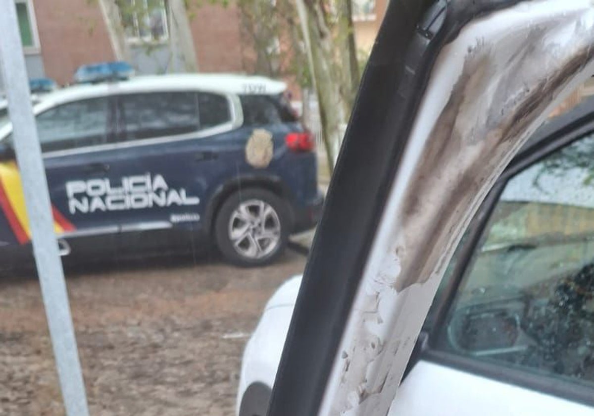 La Policía Nacional, ayer, junto a uno de los coches violentados, ya fuera del garaje