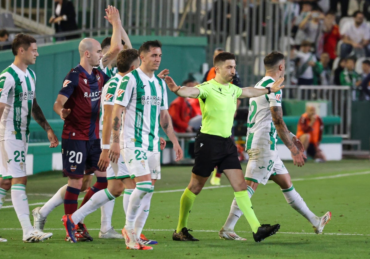 El árbitro anula el penalti ante el Levante tras revisión del VAR