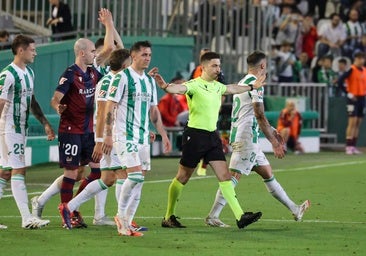 El Córdoba CF más castigado por los árbitros: más de 100 tarjetas amarillas esta temporada