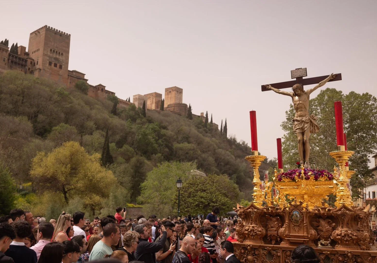 El Cristo de los Gitanos desfila por la Plaza del Padre Manjón con la Alhambra como testigo