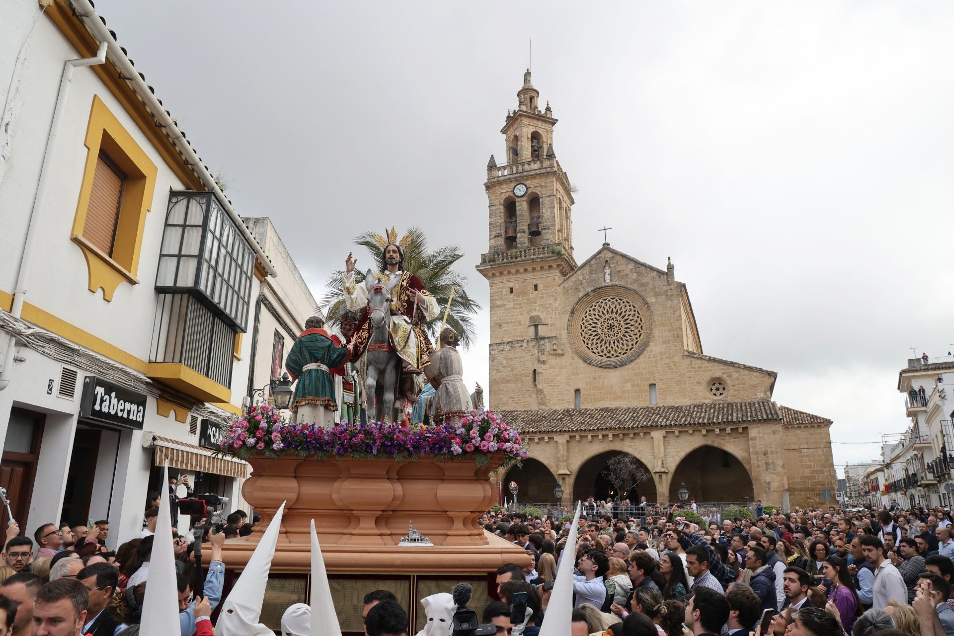 La ilusionante salida de la Borrquita el Domingo de Ramos en Córdoba, en imágenes