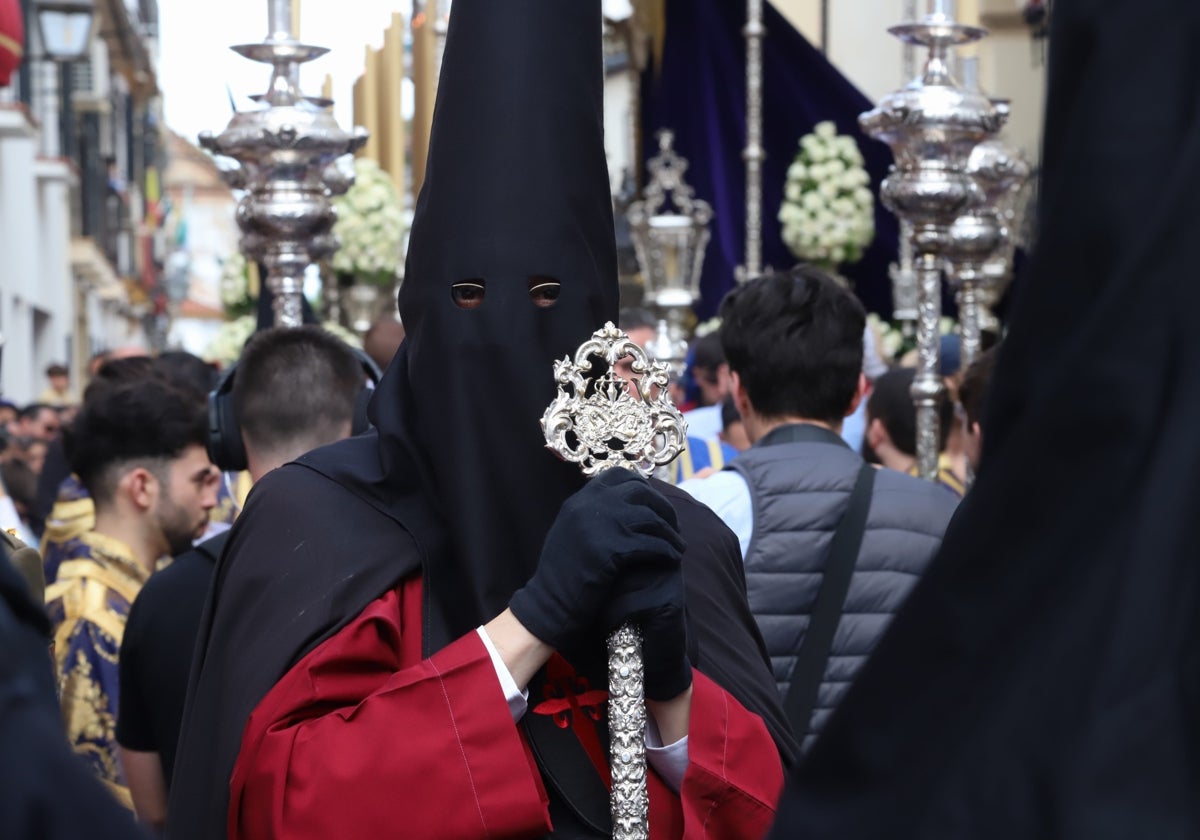 Un nazareno al comienzo del cortejo