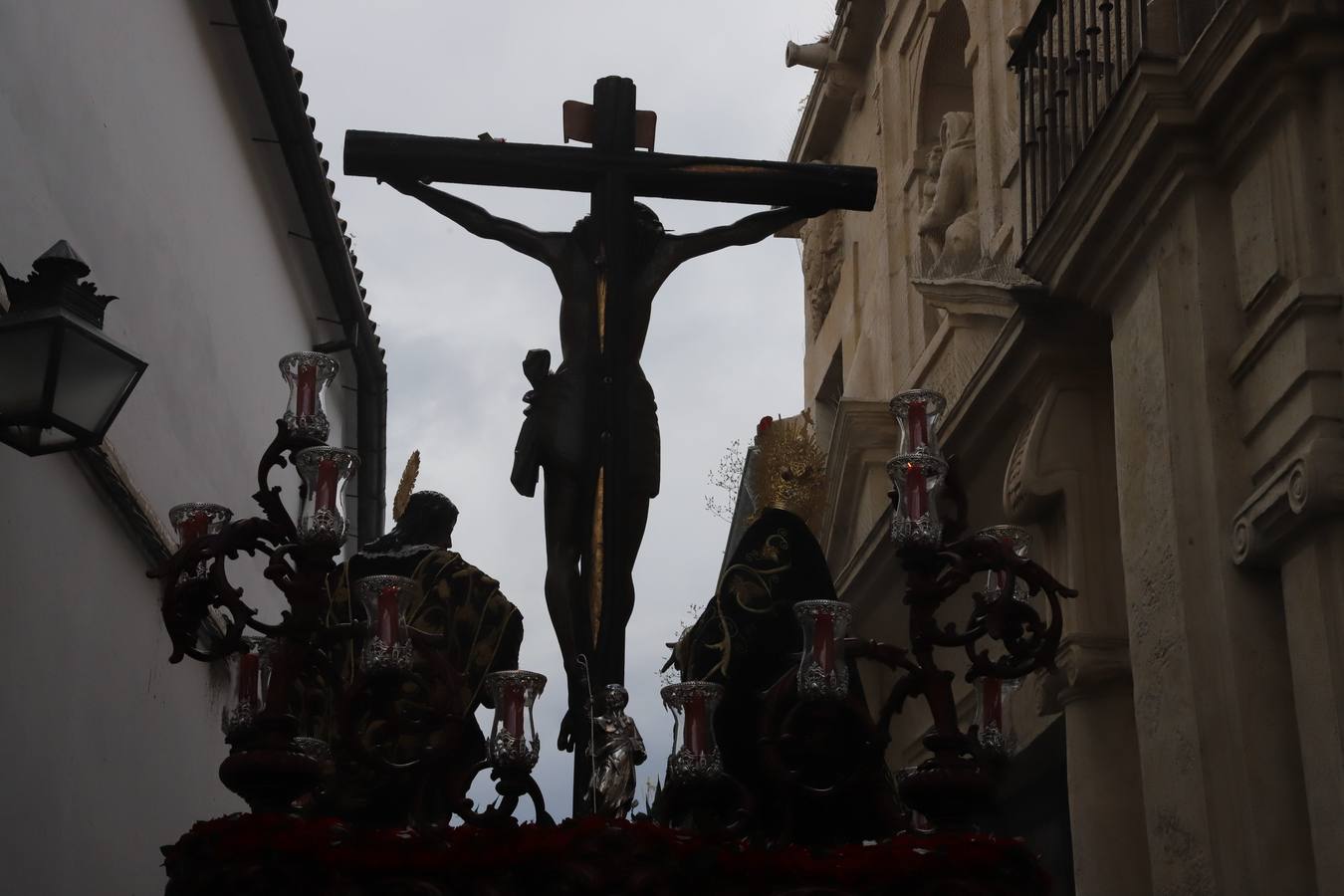 El sentido cortejo de las Penas de Santiago de Córdoba, en imágenes