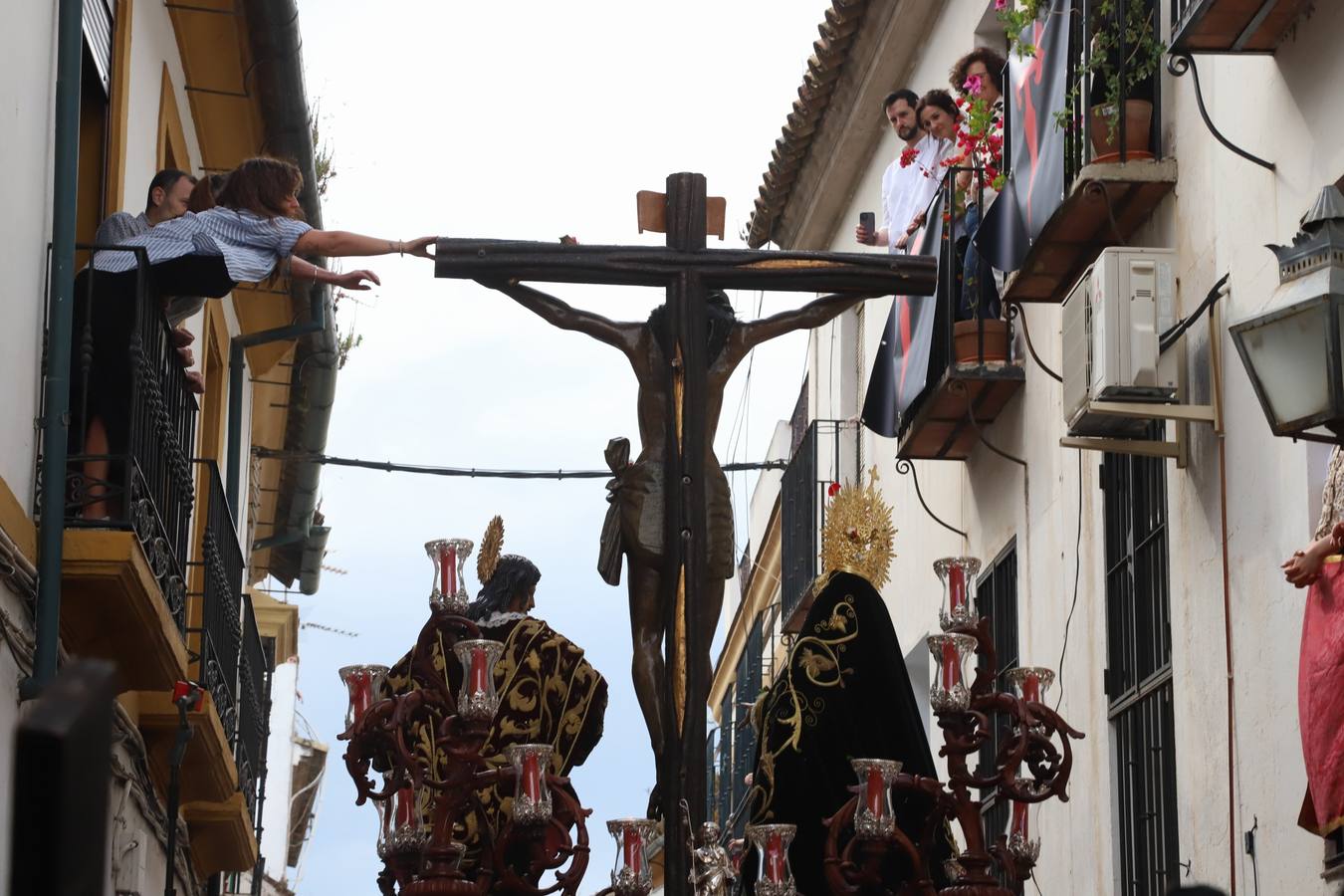 El sentido cortejo de las Penas de Santiago de Córdoba, en imágenes