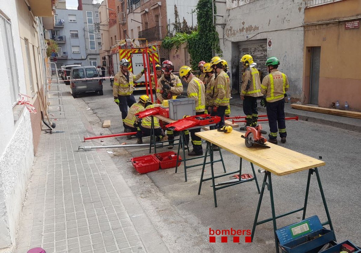 Efectivos de Emergencia tras el derrumbe de un techo en un edificio de Sabadell (Barcelona), este domingo