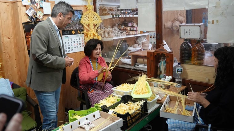 Visita del presidente de la Generalitat Valenciana, Carlos Mazón, al taller artesano de la familia Serrano Valero de Elche