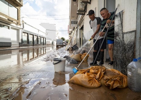 Imagen secundaria 1 - Lanzarote amanece enterrada en barro tras el impacto de las lluvias torrenciales