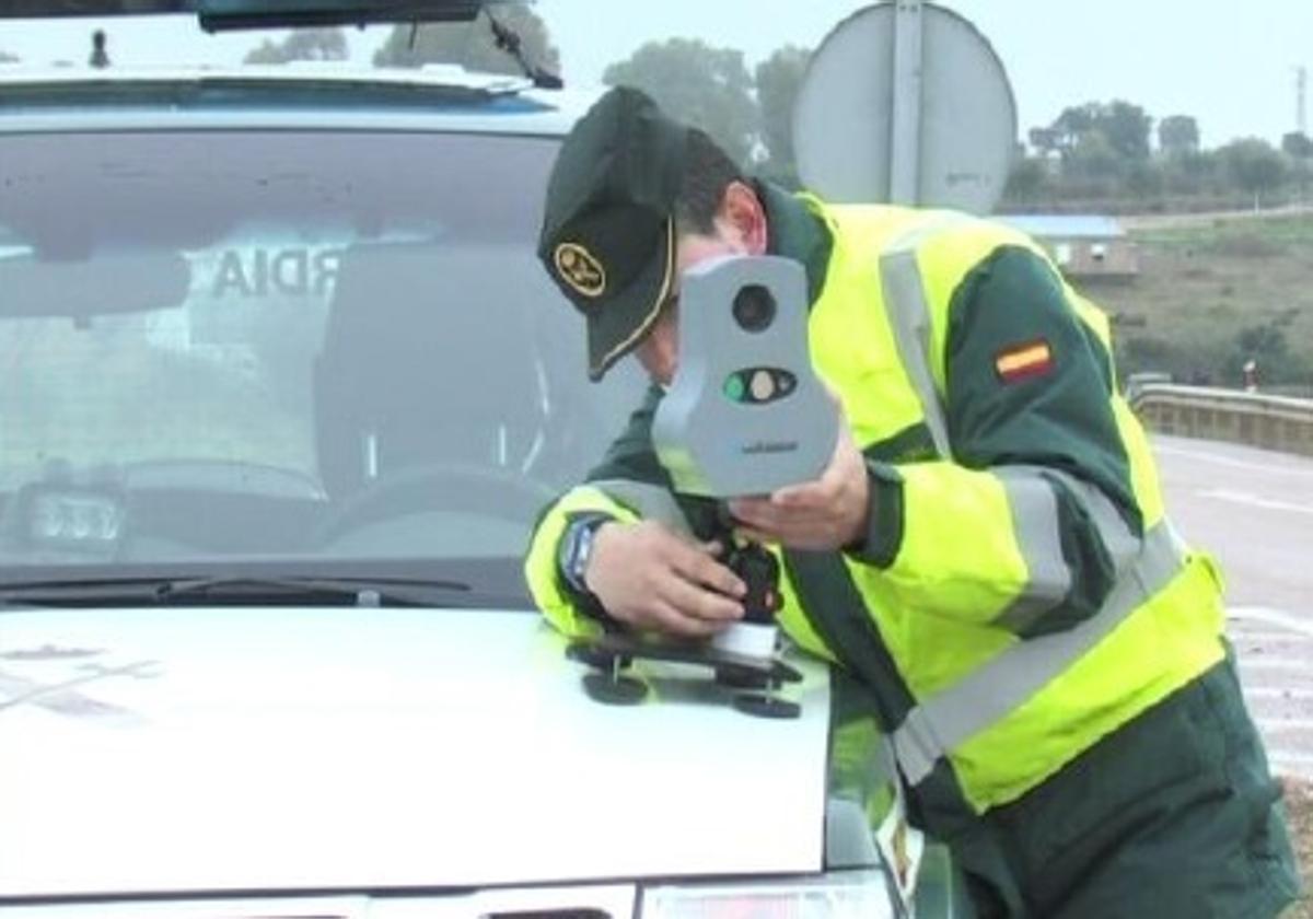 Un agente de la Guardia Civil realiza un control de velocidad.