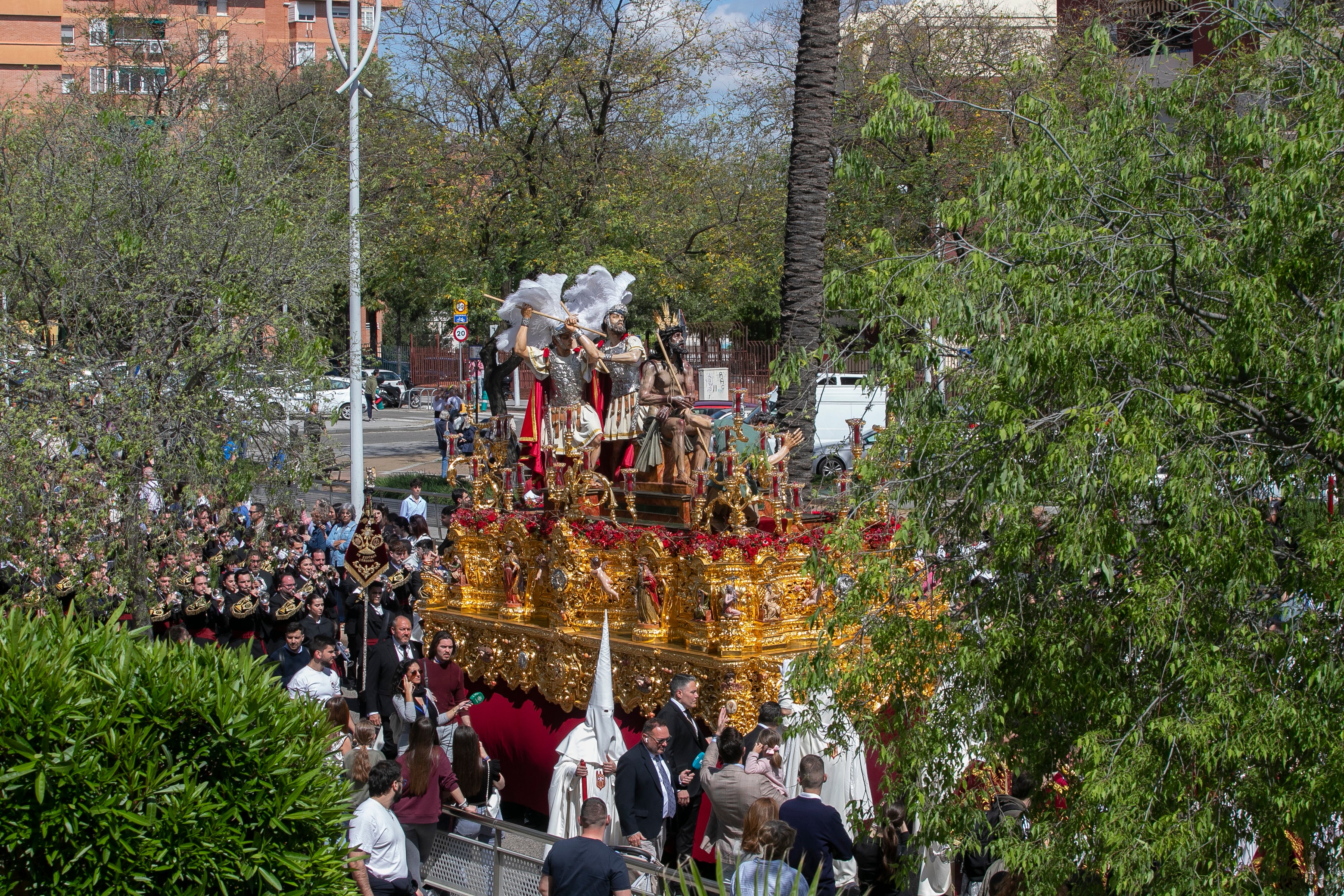 El ímpetu de la Merced transita por el Lunes Santo de Córdoba, en imágenes