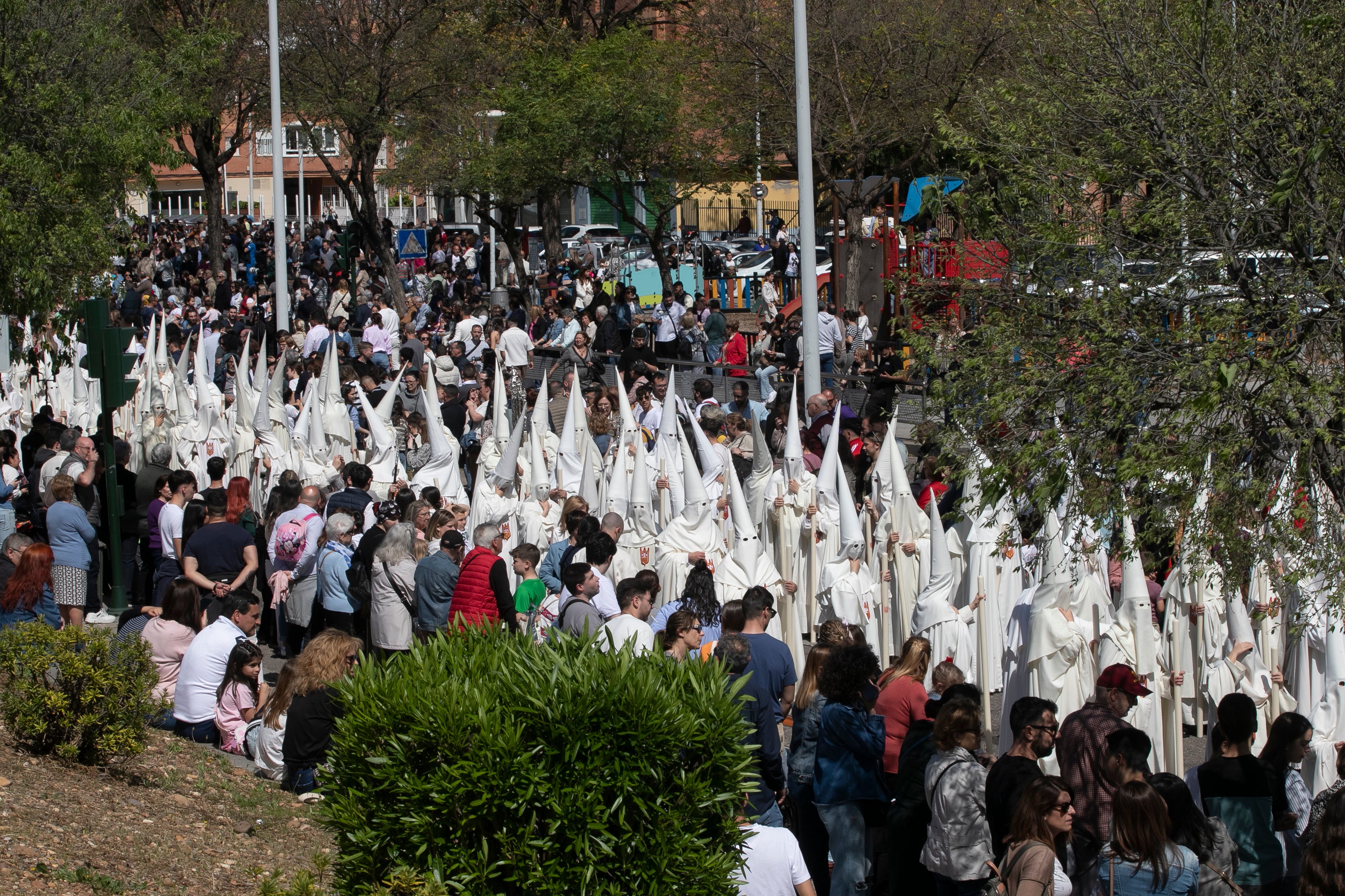 El ímpetu de la Merced transita por el Lunes Santo de Córdoba, en imágenes
