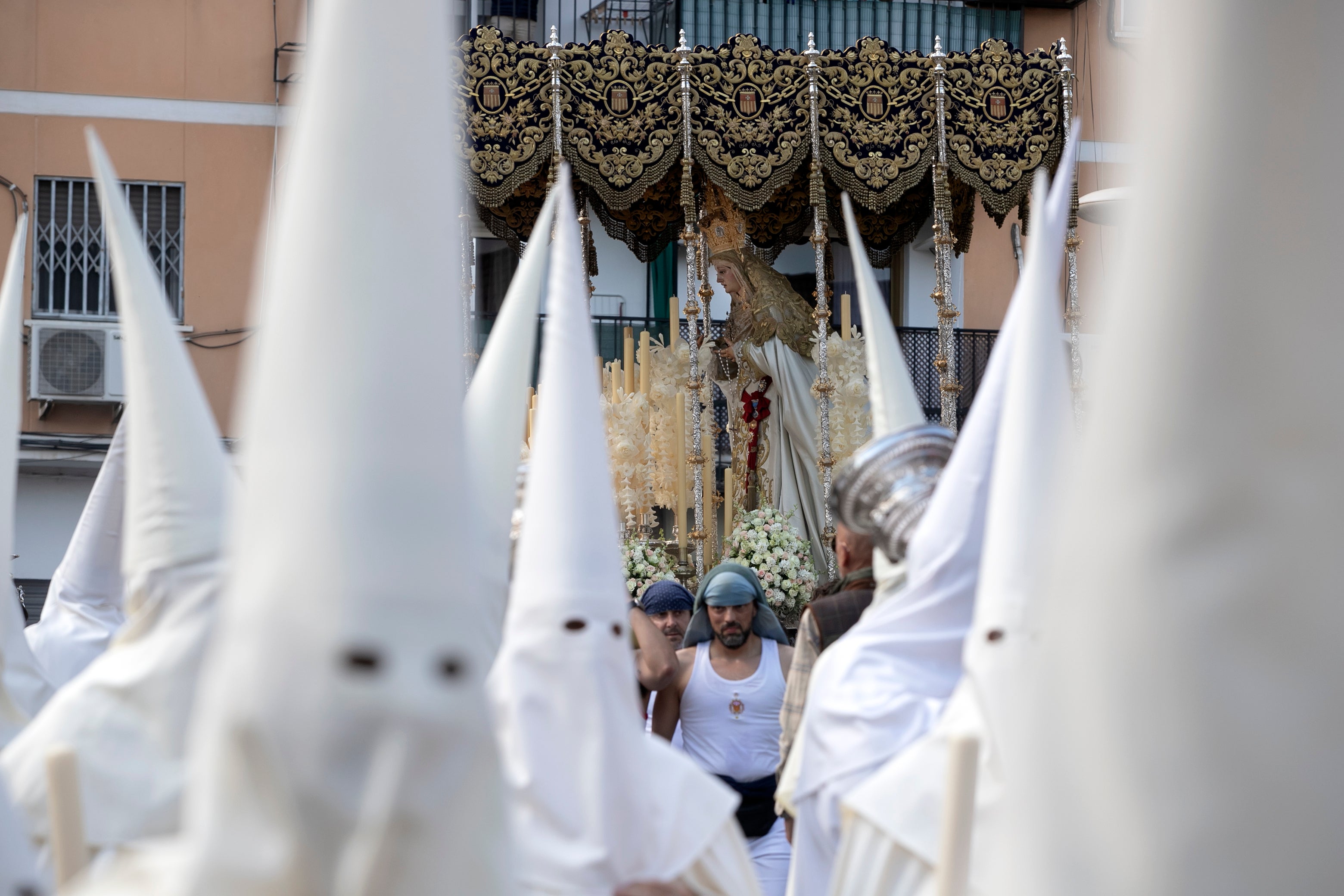 El ímpetu de la Merced transita por el Lunes Santo de Córdoba, en imágenes