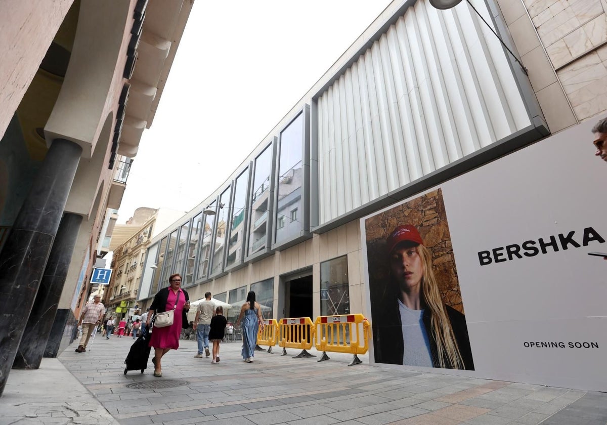 Fachada del nuevo centro comercial en la calle Jesús y María en el centro de Córdoba