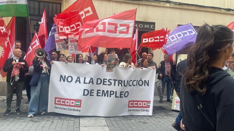 Manifestación a las puertas de Zara Home en Córdoba por parte de las trabajadoras despedidas tras el cierre del local