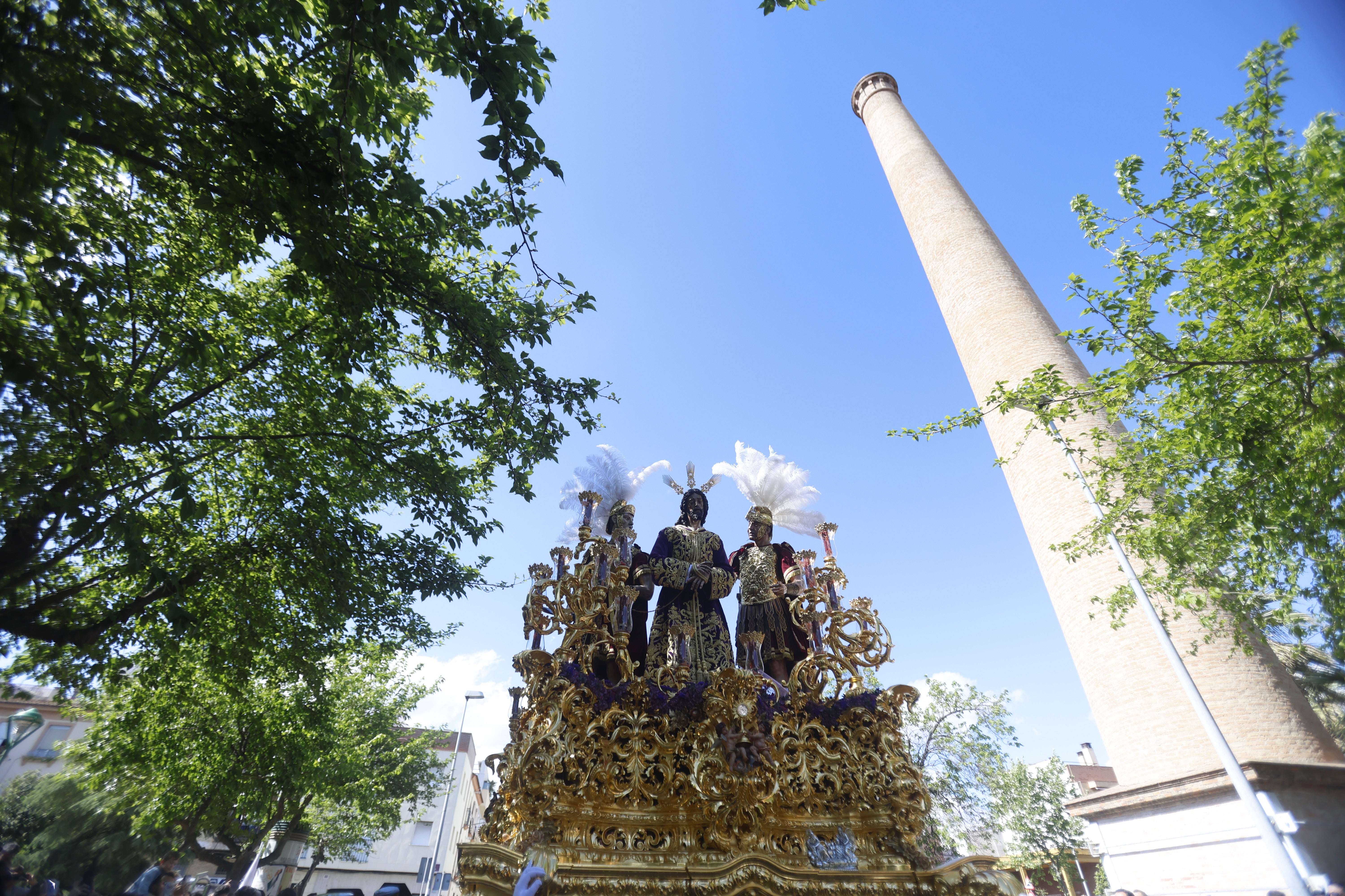 El emocionante paso de la hermandad de la Estrella por el Lunes Santo de Córdoba, en imágenes