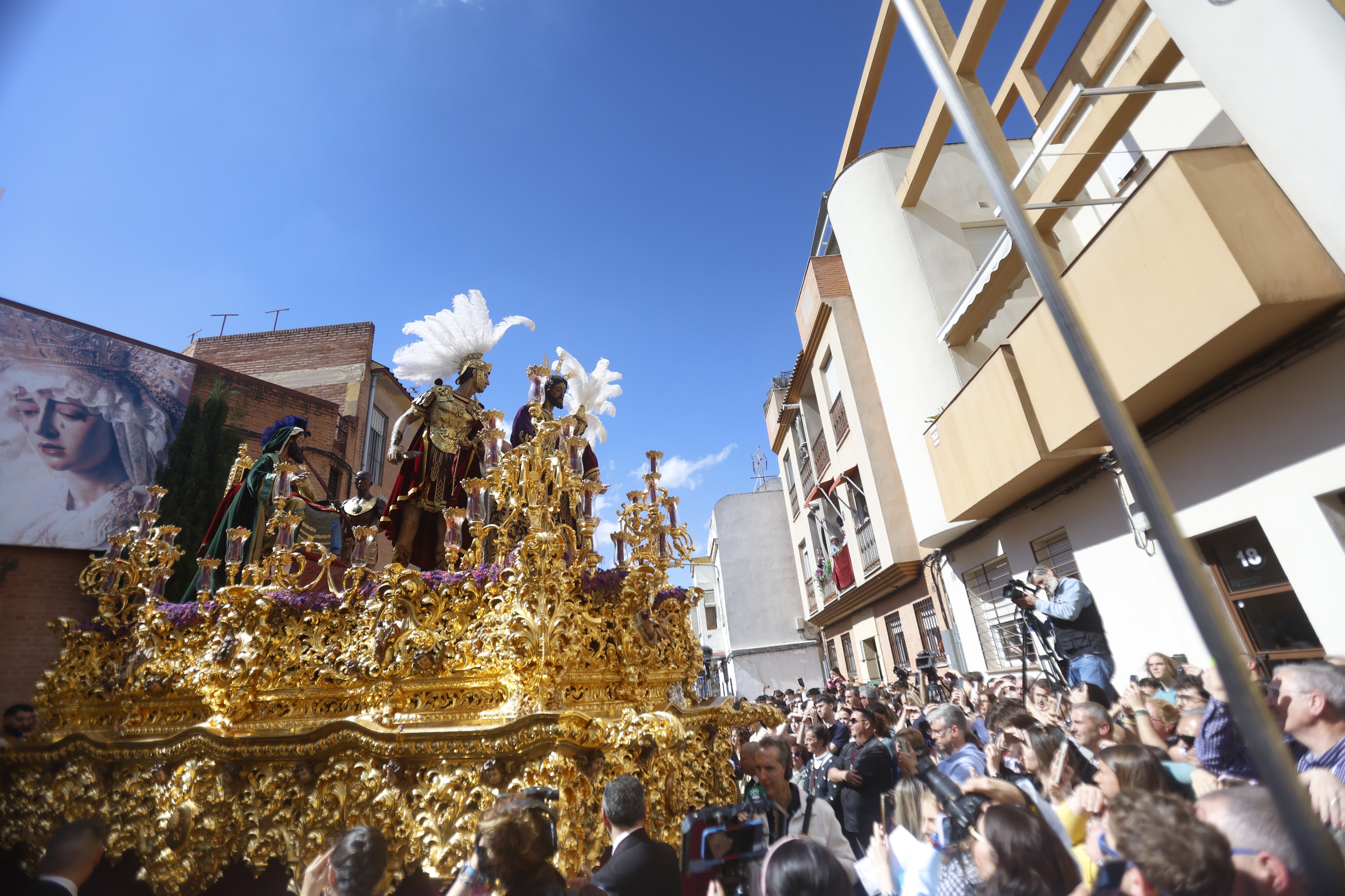 El emocionante paso de la hermandad de la Estrella por el Lunes Santo de Córdoba, en imágenes