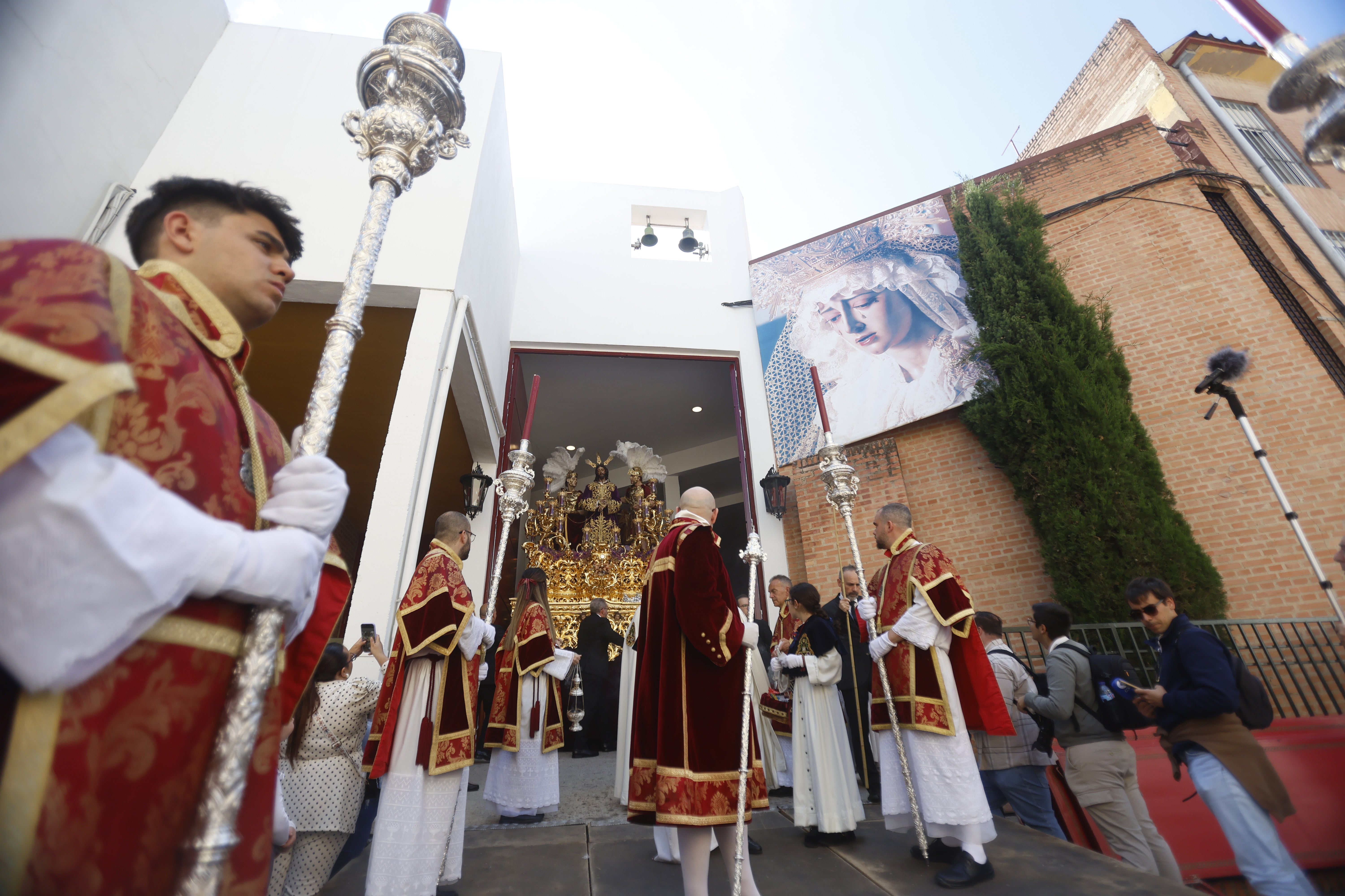El emocionante paso de la hermandad de la Estrella por el Lunes Santo de Córdoba, en imágenes