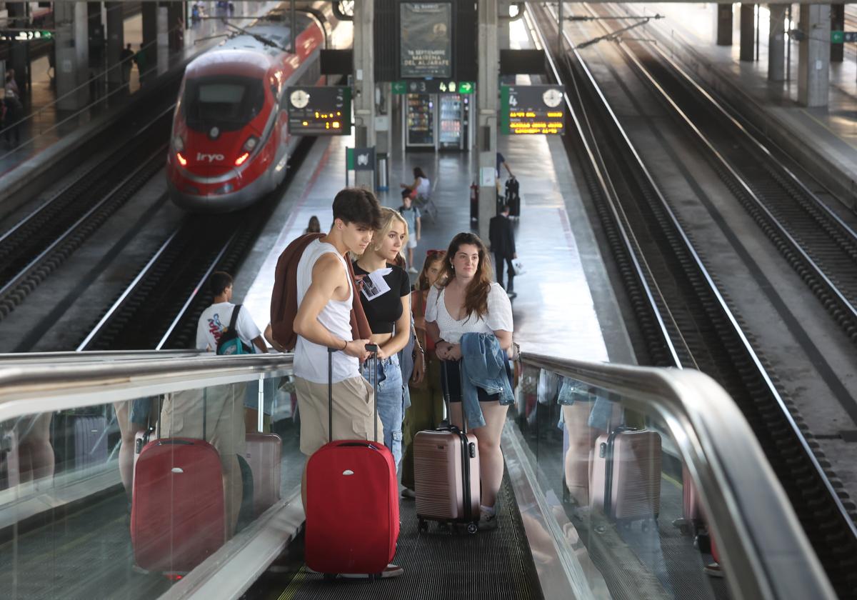 Jóvenes en la estación del AVE de Córdoba