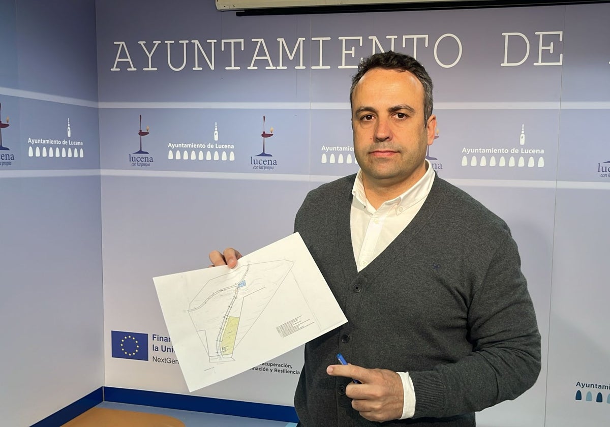 El delegado de Obras y Servicios, Javier Pineda, con los planos del proyecto