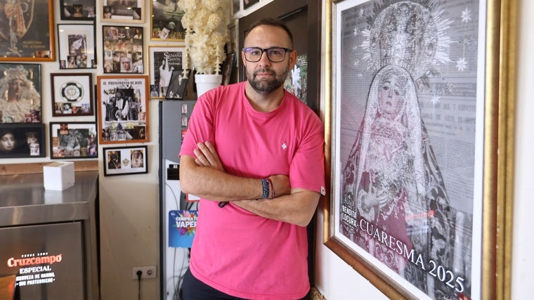 Norberto Samblas, junto al cartel propio de la Cuaresma 2025