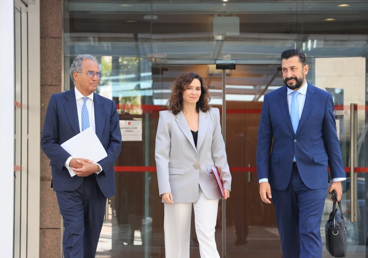 Enrique Ossorio, Isabel Díaz Ayuso y Carlos Diaz-Pache, en la Asamblea de Madrid