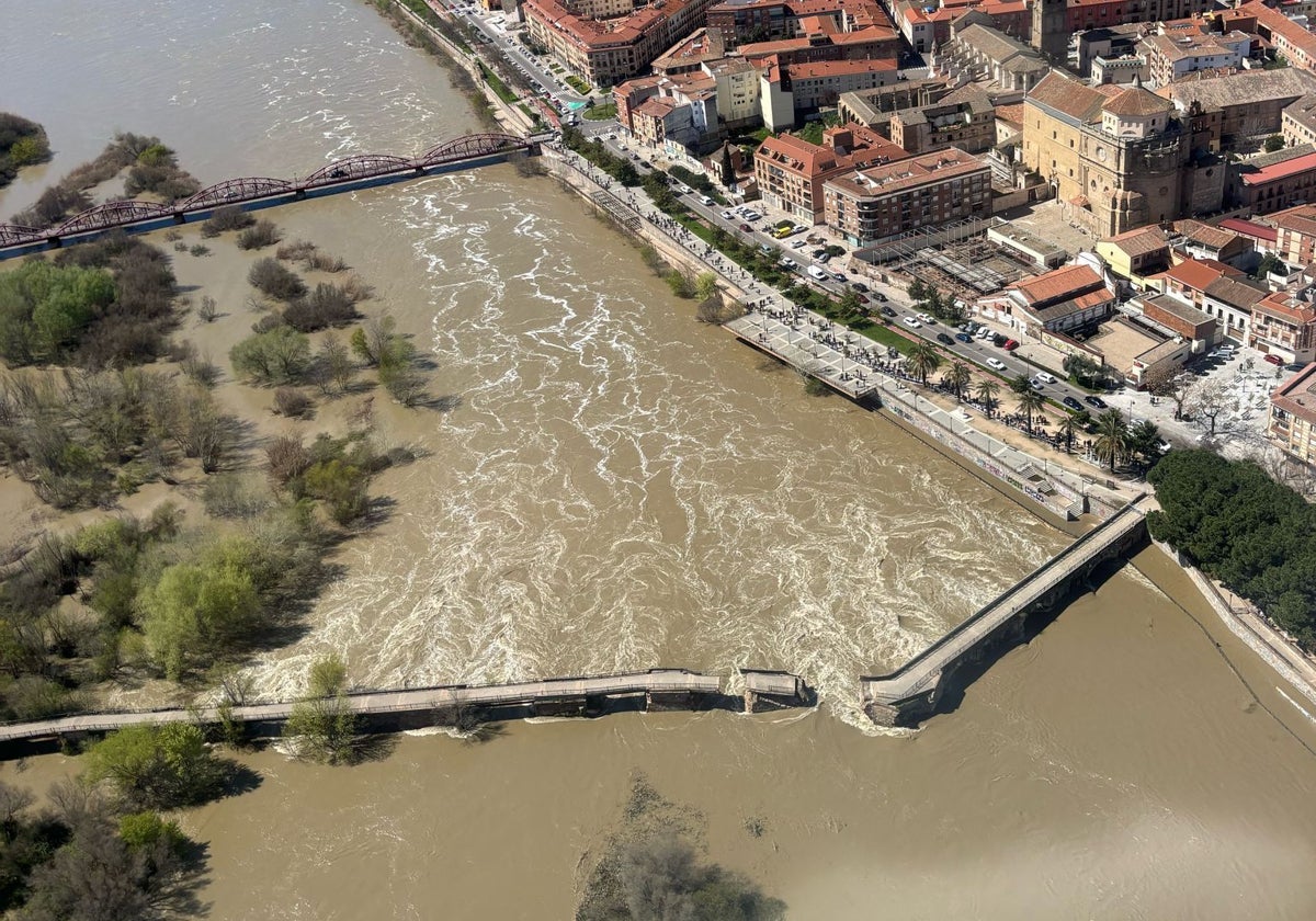 Vista desde el aire del derrumbado puente viejo de Talavera