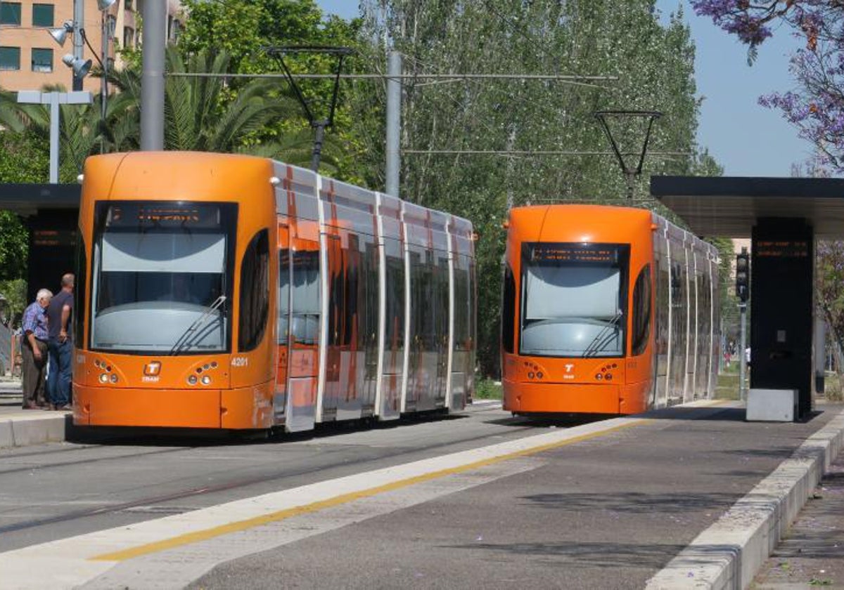 Dos tranvías del Tram de Alicante junto a una parada