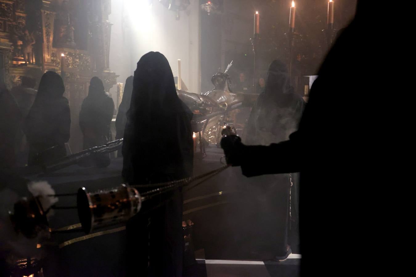 La severidad del Vía Crucis en la Trinidad, en imágenes