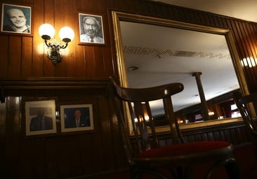 Interior del Café Gijón presidido por un retrato de Paco Rabal y otro de Fernán Gómez