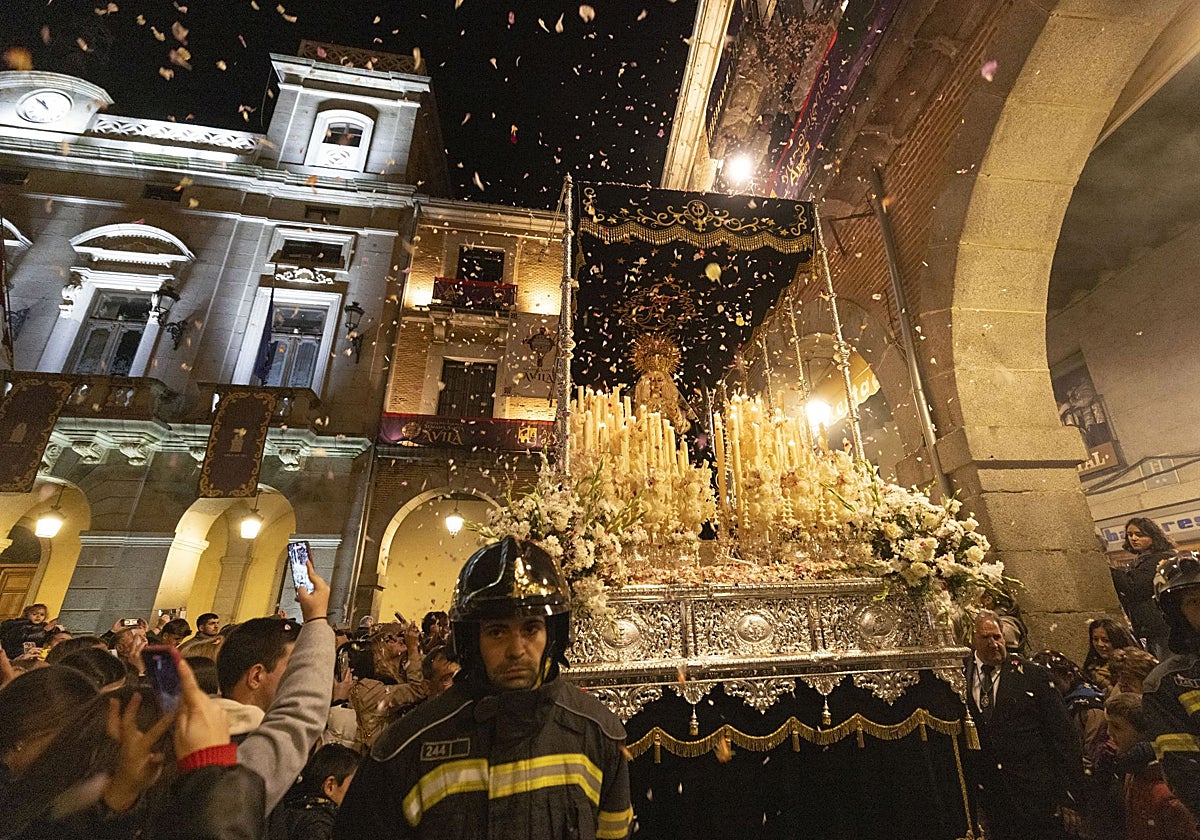 Procesión del Encuentro entre el Cristo de la Ilusión y Ntra. Sra. de la Esperanza. En la imagen, el paso de la Virgen de la Esperanza cruzando el arco de la Esperanza